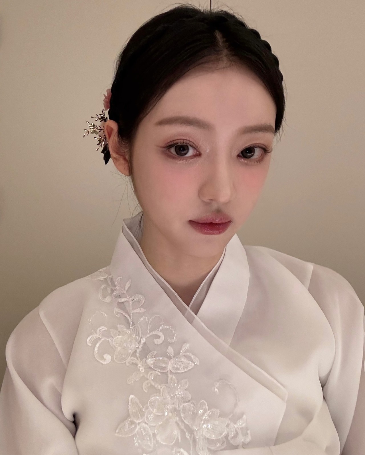 오마이걸 유아, 단아한 한복 자태…고전미 물씬 풍기는 댕기머리