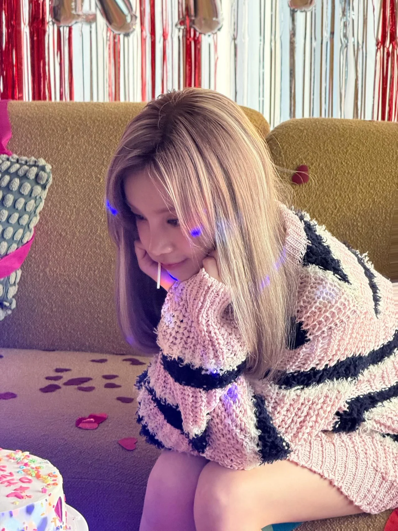 Yuqi's Healing Look in Pink Knit Under the Sun... A Day Off Vibe ...