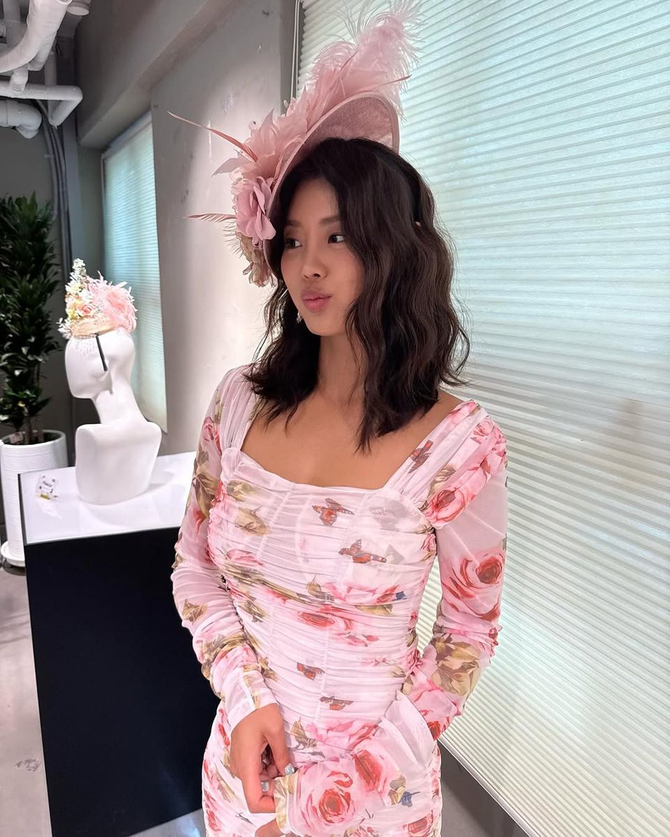 강소연, 플라워 원피스와 페더 햇으로 완성한 로맨틱 프린세스룩