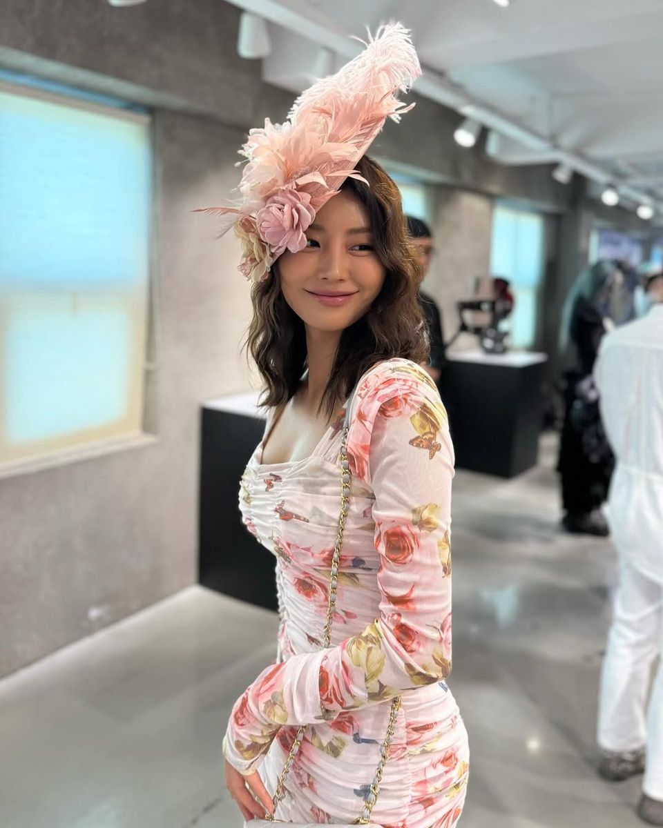 강소연, 플라워 원피스와 페더 햇으로 완성한 로맨틱 프린세스룩