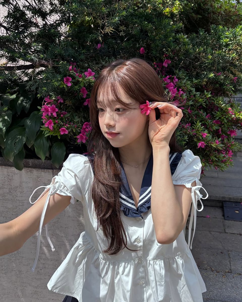 츄, 청순한 세일러 카라룩에 꽃 한 송이, 싱그러움이 가득한 일상 속 한 컷