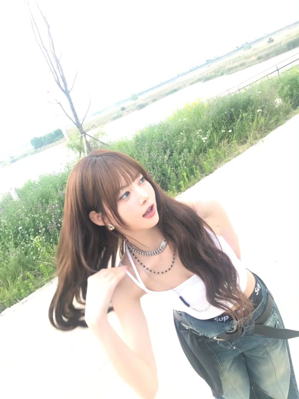 홍은채, 과감한 로우라이즈 룩에 속옷 밴드 노출로 시선 집중