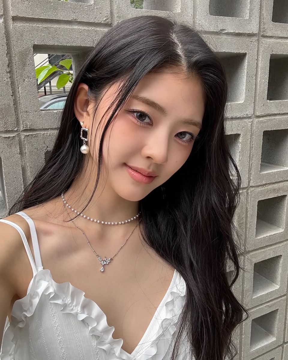 키라스 하린, 청순미 물씬한 딥브이 원피스로 여름 감성 저격