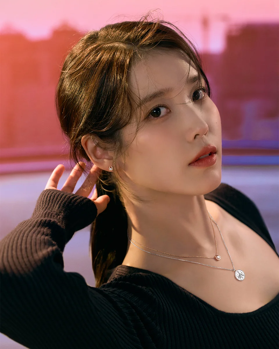 아이유, 붉은 말의 해 밝히는 눈부신 자태 | 스타패션